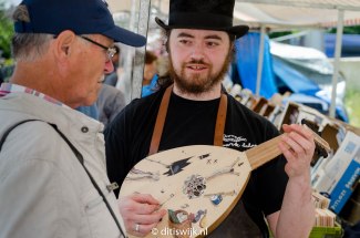 Playing the Bosch lute at the Sheepmarket in Langbroek (photo: Kuifje - ditiswijk.nl)